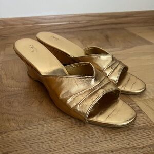 Vintage Gold Women's Resort Shoes